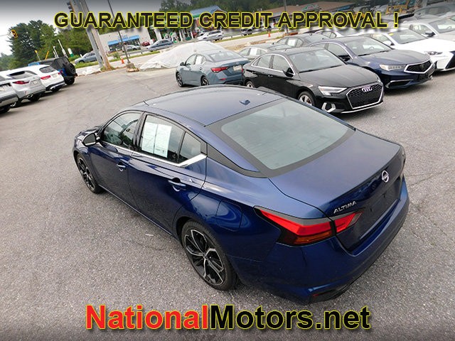 Nissan Altima Vehicle Full-screen Gallery Image 07