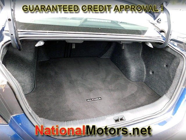 Nissan Altima Vehicle Full-screen Gallery Image 09
