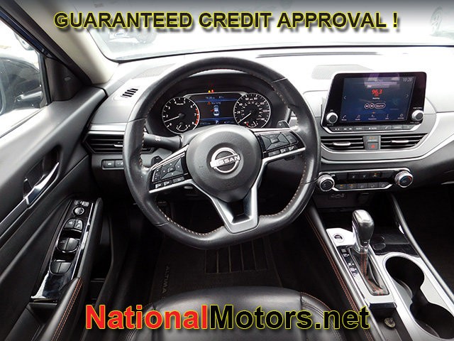 Nissan Altima Vehicle Full-screen Gallery Image 12