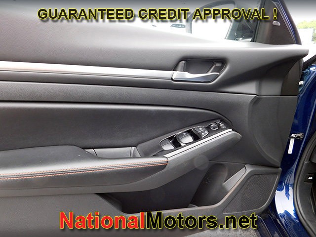 Nissan Altima Vehicle Full-screen Gallery Image 13