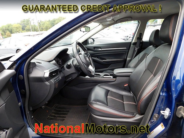 Nissan Altima Vehicle Full-screen Gallery Image 15