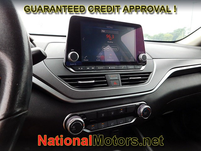 Nissan Altima Vehicle Full-screen Gallery Image 17