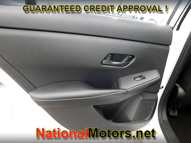 Nissan Sentra Vehicle Full-screen Gallery Image 09