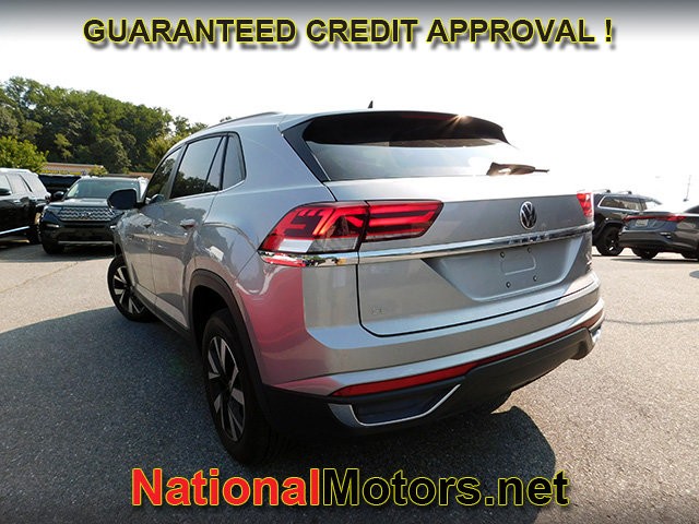 Volkswagen Atlas Cross Sport Vehicle Full-screen Gallery Image 05