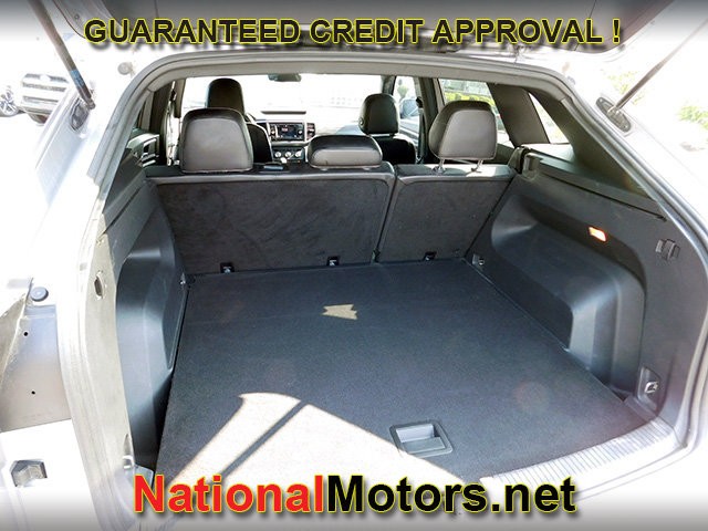 Volkswagen Atlas Cross Sport Vehicle Full-screen Gallery Image 08