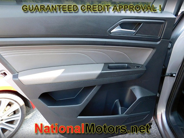Volkswagen Atlas Cross Sport Vehicle Full-screen Gallery Image 09