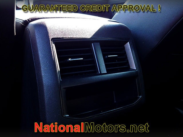 Volkswagen Atlas Cross Sport Vehicle Full-screen Gallery Image 11