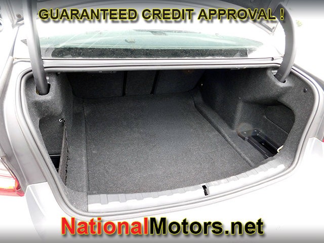 BMW 3 Series Vehicle Full-screen Gallery Image 08