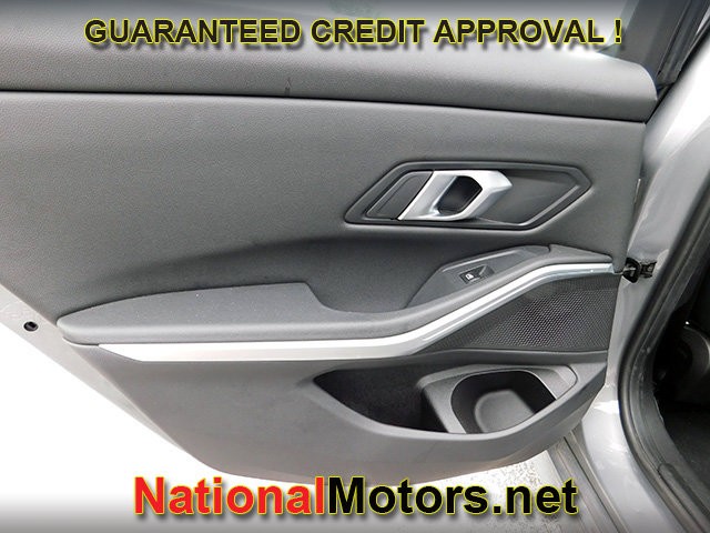BMW 3 Series Vehicle Full-screen Gallery Image 09