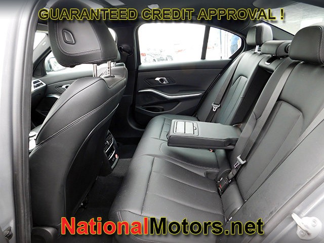 BMW 3 Series Vehicle Full-screen Gallery Image 10