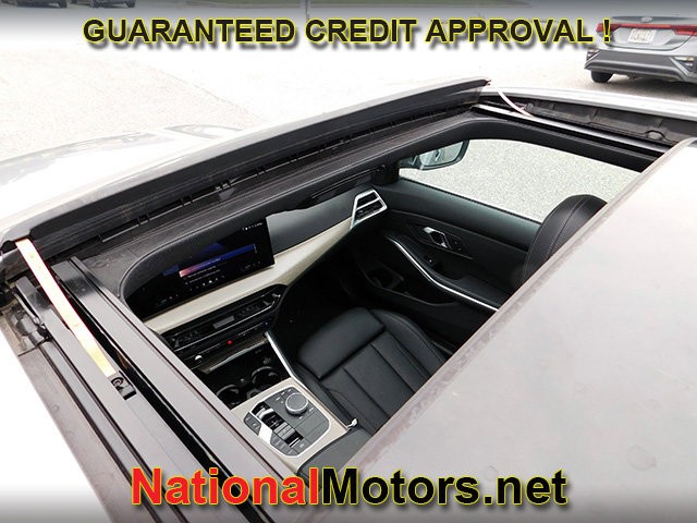 BMW 3 Series Vehicle Full-screen Gallery Image 11