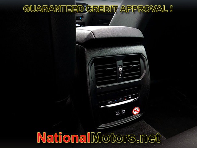 BMW 3 Series Vehicle Full-screen Gallery Image 12