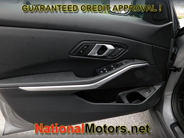 BMW 3 Series Vehicle Full-screen Gallery Image 14