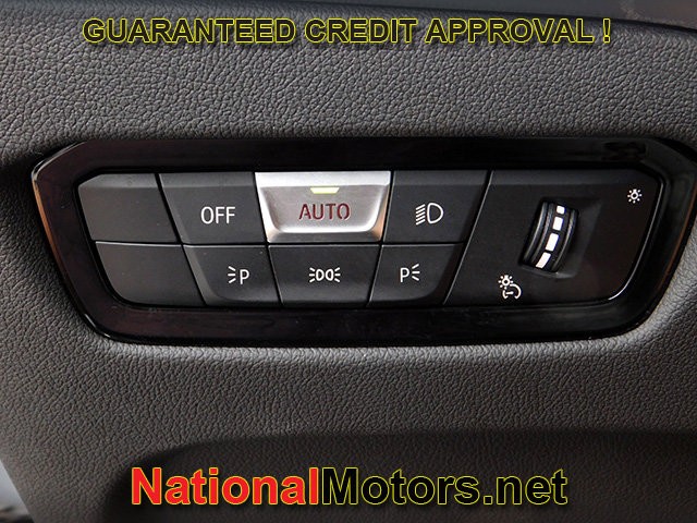 BMW 3 Series Vehicle Full-screen Gallery Image 22