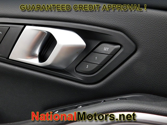 BMW 3 Series Vehicle Full-screen Gallery Image 23