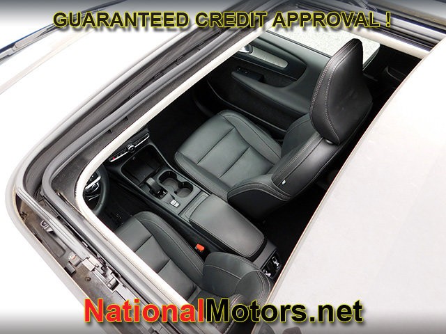 Volvo XC40 Vehicle Full-screen Gallery Image 08