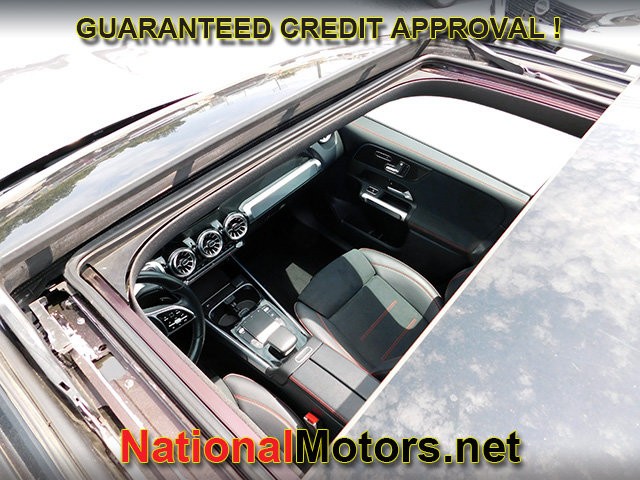 Mercedes-Benz GLB Vehicle Full-screen Gallery Image 11