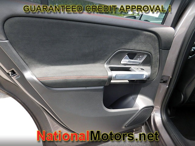 Mercedes-Benz GLB Vehicle Full-screen Gallery Image 12
