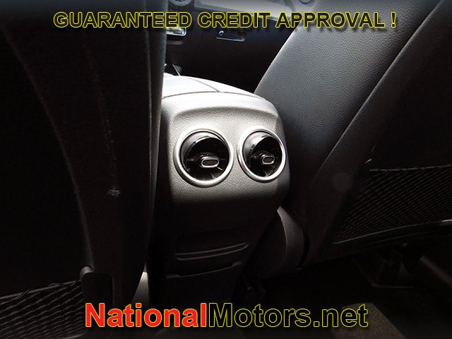 Mercedes-Benz GLB Vehicle Full-screen Gallery Image 14