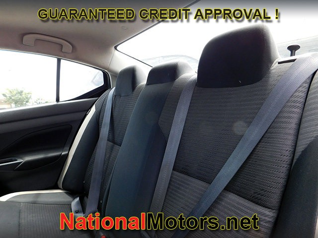 Nissan Versa Vehicle Full-screen Gallery Image 07