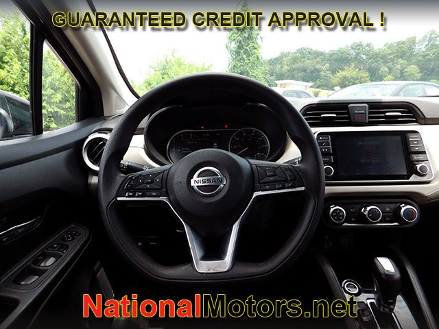 Nissan Versa Vehicle Full-screen Gallery Image 08