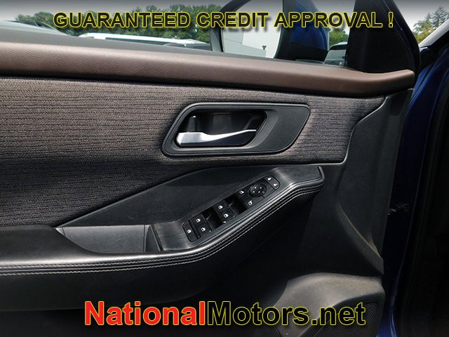 Nissan Rogue Vehicle Full-screen Gallery Image 10