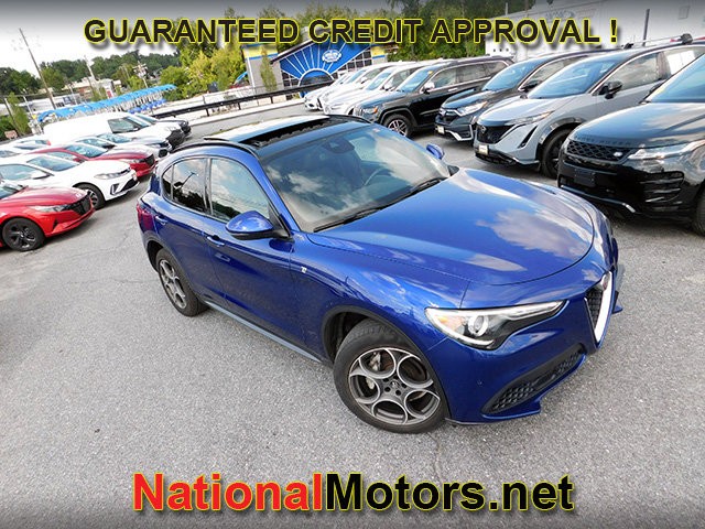Alfa Romeo Stelvio Vehicle Full-screen Gallery Image 02
