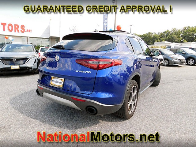 Alfa Romeo Stelvio Vehicle Full-screen Gallery Image 05