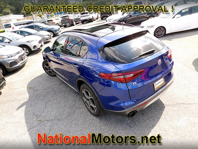 Alfa Romeo Stelvio Vehicle Full-screen Gallery Image 07