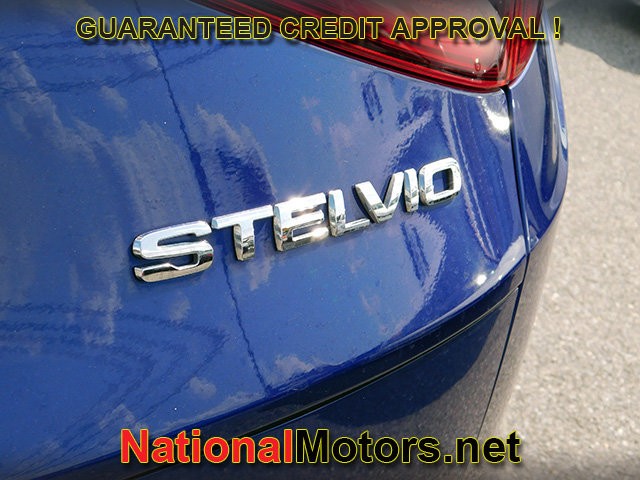Alfa Romeo Stelvio Vehicle Full-screen Gallery Image 08