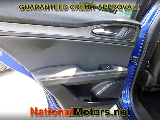 Alfa Romeo Stelvio Vehicle Full-screen Gallery Image 14