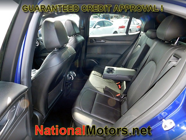 Alfa Romeo Stelvio Vehicle Full-screen Gallery Image 15