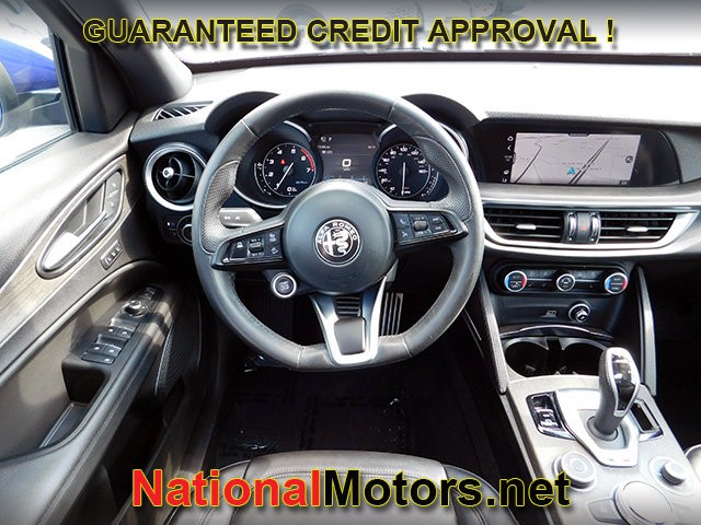 Alfa Romeo Stelvio Vehicle Full-screen Gallery Image 17