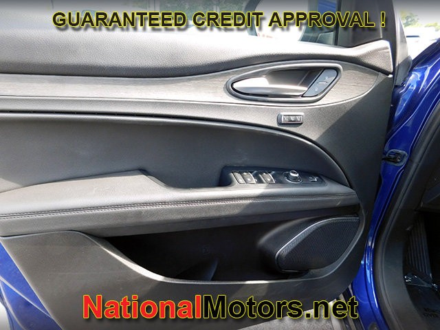 Alfa Romeo Stelvio Vehicle Full-screen Gallery Image 18