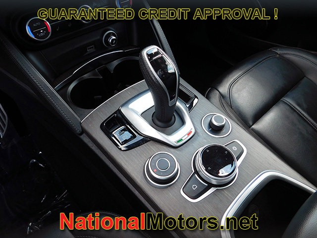 Alfa Romeo Stelvio Vehicle Full-screen Gallery Image 26