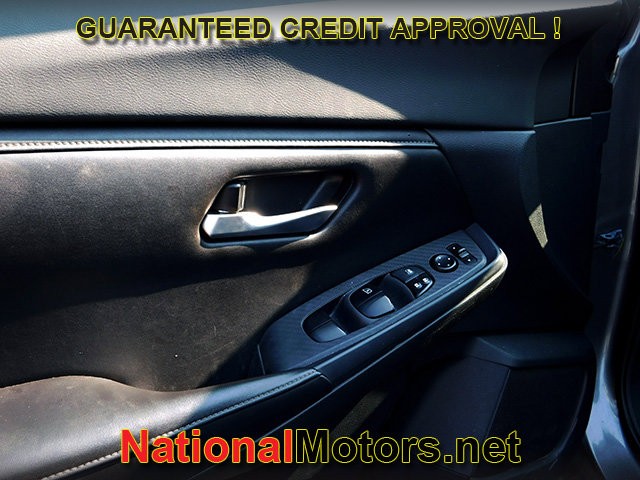 Nissan Sentra Vehicle Full-screen Gallery Image 09