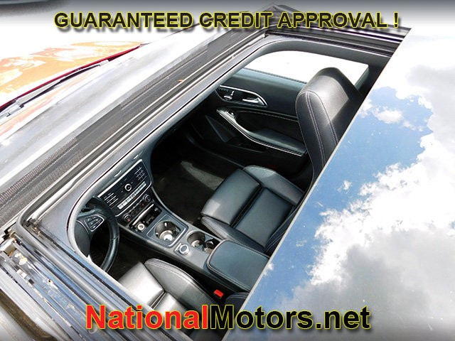 Mercedes-Benz CLA Vehicle Full-screen Gallery Image 09