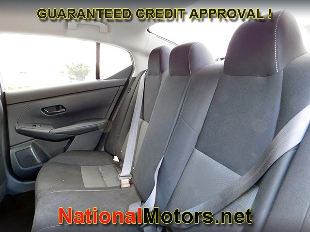 Nissan Sentra Vehicle Full-screen Gallery Image 08