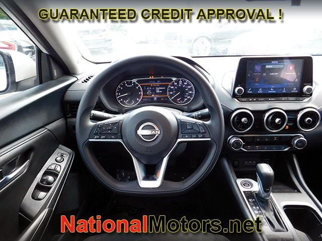 Nissan Sentra Vehicle Full-screen Gallery Image 09