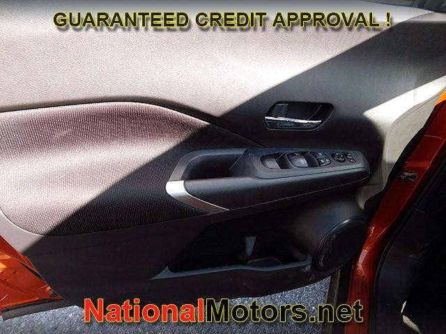 Nissan Kicks Vehicle Full-screen Gallery Image 12