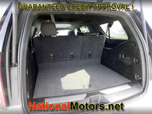 Chevrolet Suburban Vehicle Full-screen Gallery Image 09