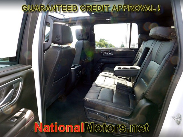 Chevrolet Suburban Vehicle Full-screen Gallery Image 15