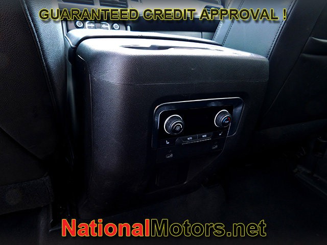 Chevrolet Suburban Vehicle Full-screen Gallery Image 16