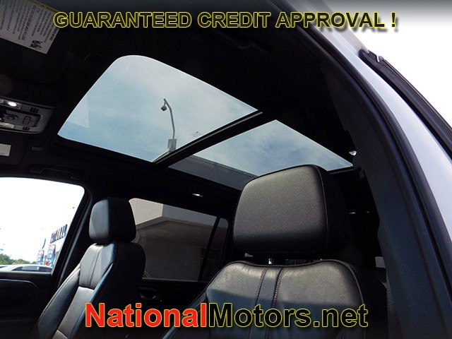 Chevrolet Suburban Vehicle Full-screen Gallery Image 21