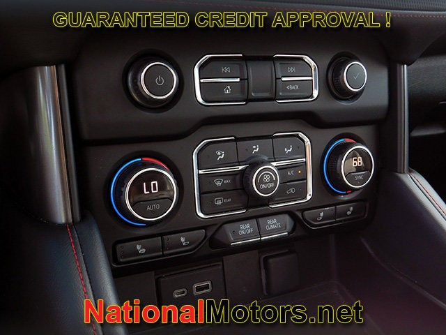 Chevrolet Suburban Vehicle Full-screen Gallery Image 25