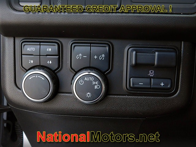 Chevrolet Suburban Vehicle Full-screen Gallery Image 30
