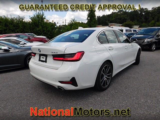 BMW 3 Series Vehicle Full-screen Gallery Image 05