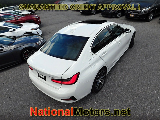 BMW 3 Series Vehicle Full-screen Gallery Image 06