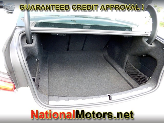 BMW 3 Series Vehicle Full-screen Gallery Image 07