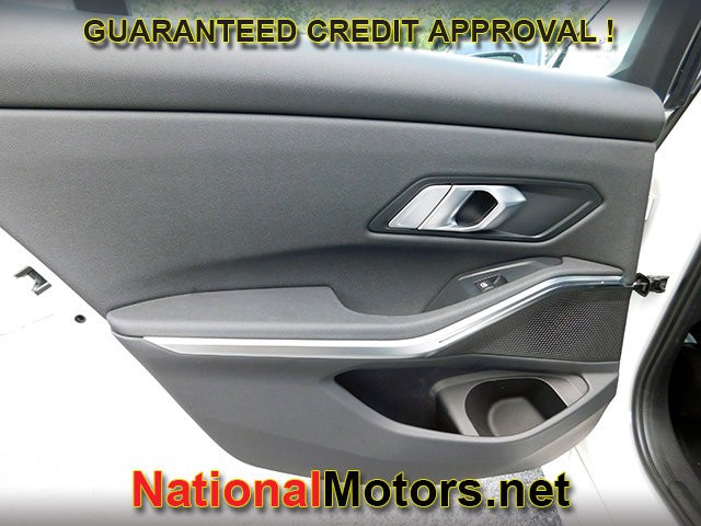BMW 3 Series Vehicle Full-screen Gallery Image 08